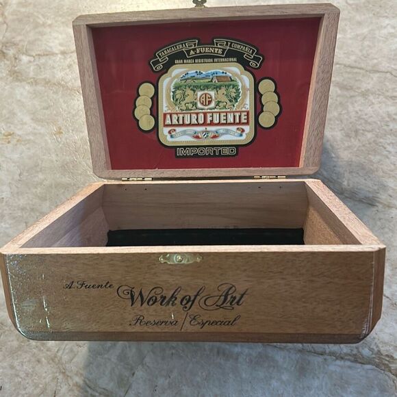 Hemingway Wooden Cigar Box - Picture 5 of 8